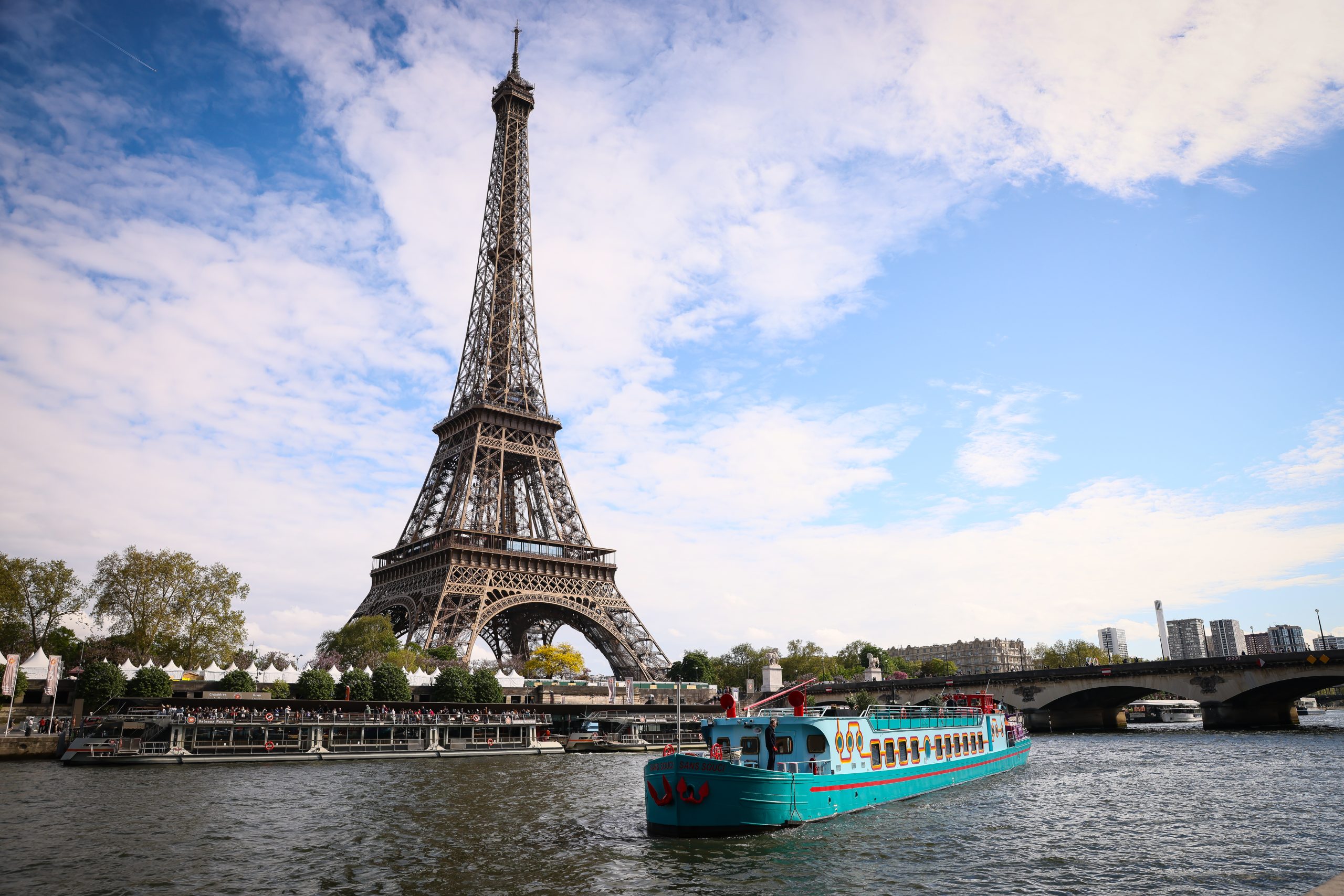 Sans Souci devant Tour Eiffel